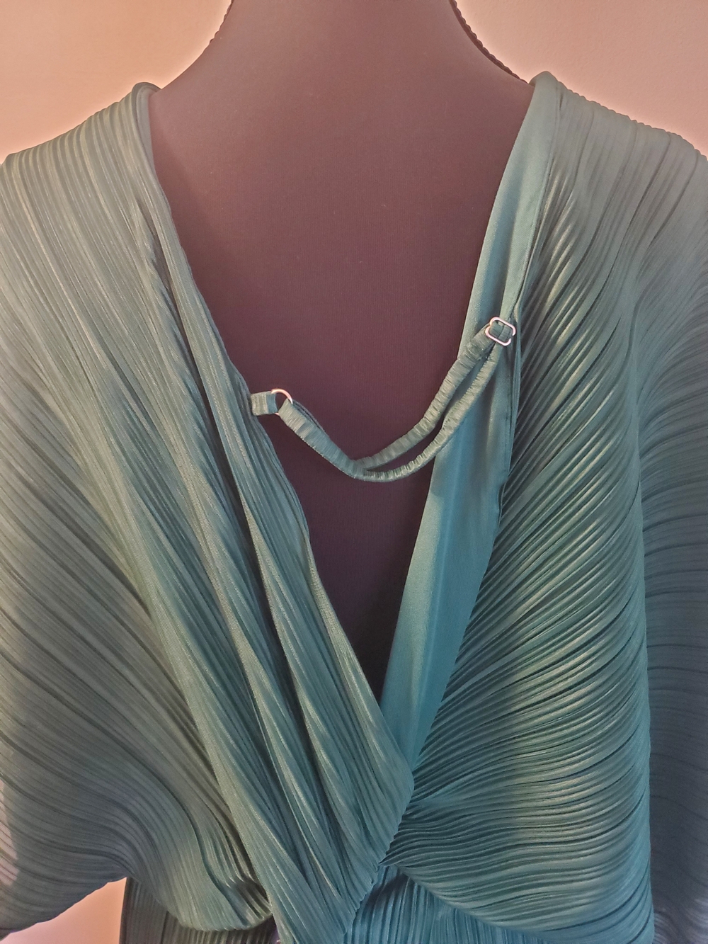 Elegant Green Pleated V-Neck Maxi Dress - Picture 3 of 5